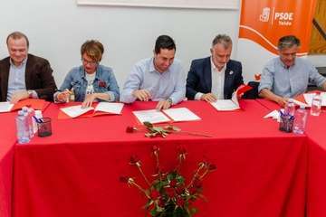 Los socialistas presentan y firman el documento Compromiso por Telde (Foto TA)